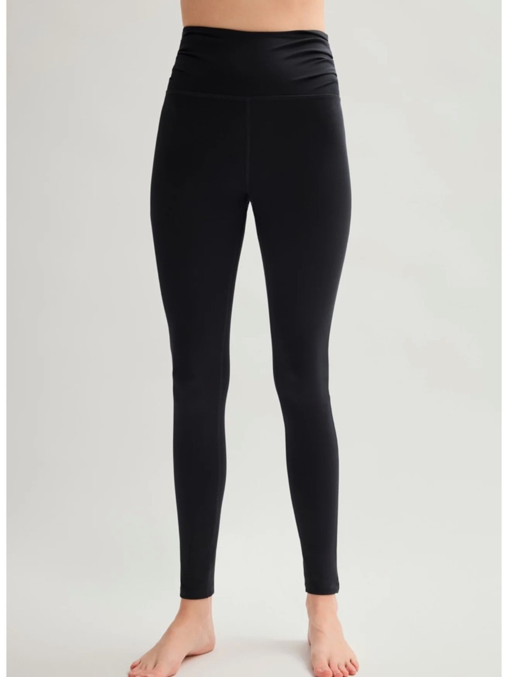 NWOT Girlfriend Collective Black Compressive Pleated Waistband Legging
M